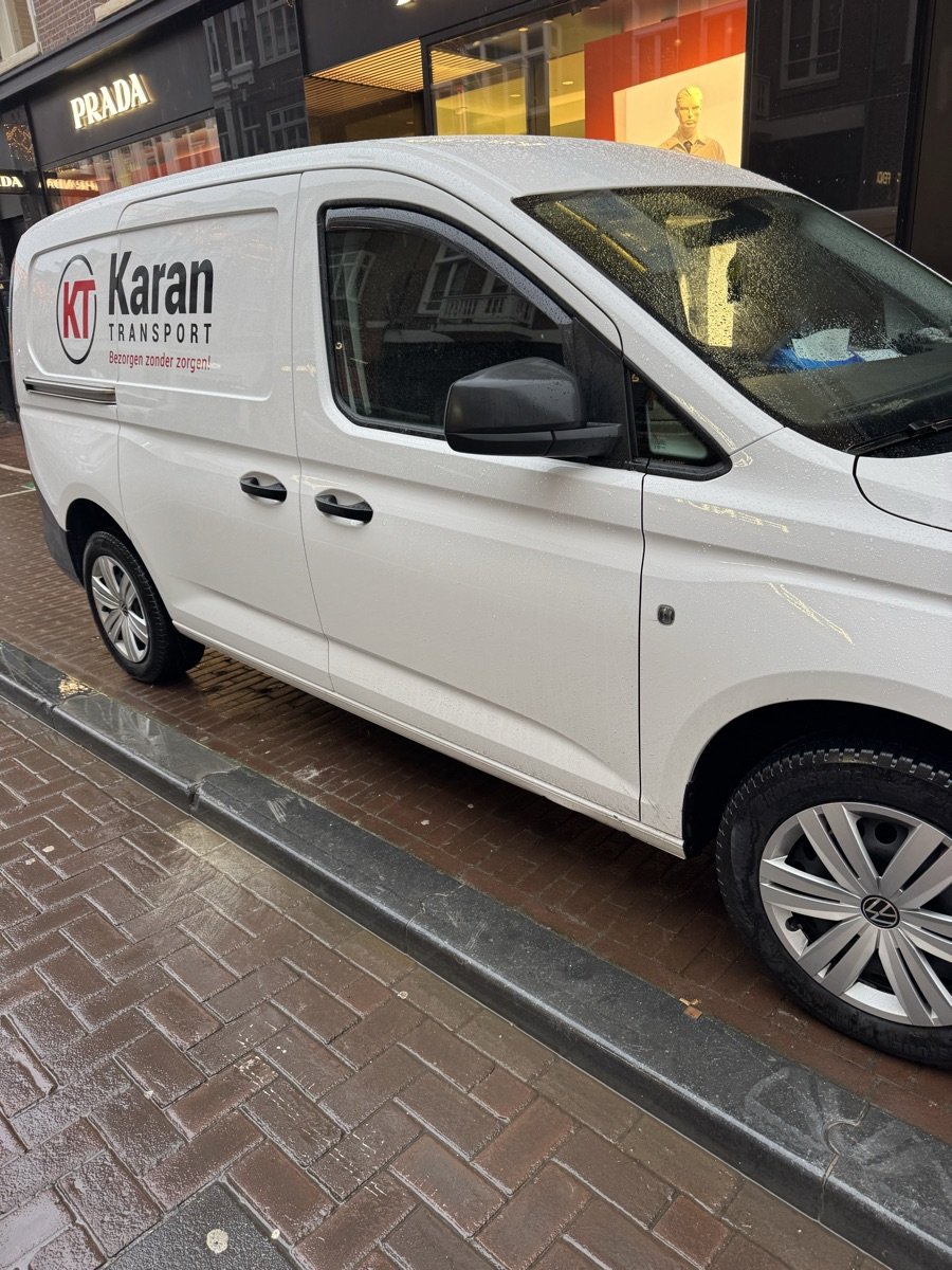 Karan Transport bestelbus, zijaanzicht